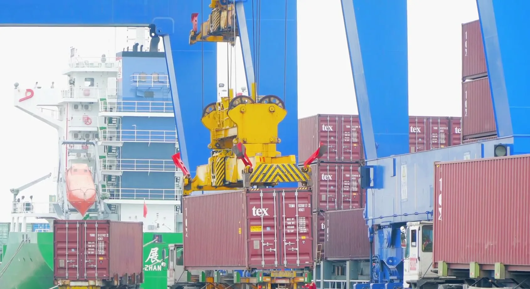 Xiamen port containers and gantry cranes, showing export delivery capacity